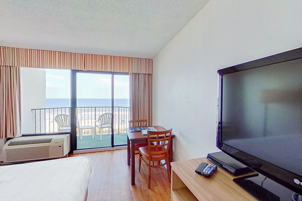 4th-Floor, Ocean View, Snowbird-Friendly Studio w/ Shared Pool/Hot Tub, AC, WiFi