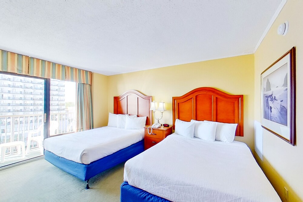 7th Floor Oceanfront Snowbird Friendly Condo w/ AC, Shared Pool/Hot Tub