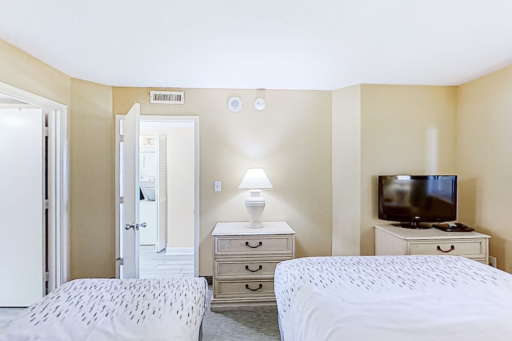 Oceanfront snowbirdfriendly condo with beach views, hot tubs, pools