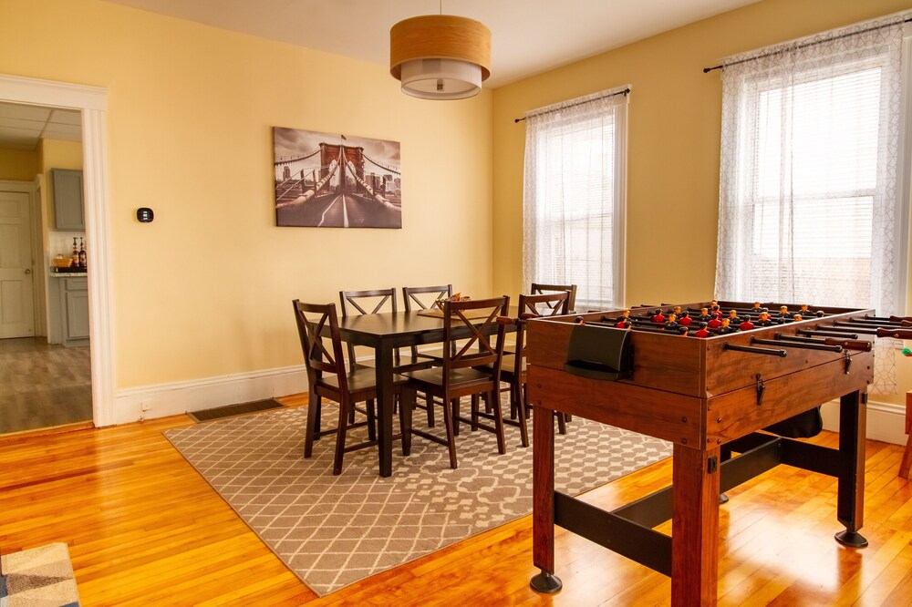 Spacious family friendly 3BR 1st FL apt. Kelly SQ, Downtown & commuter Rail 