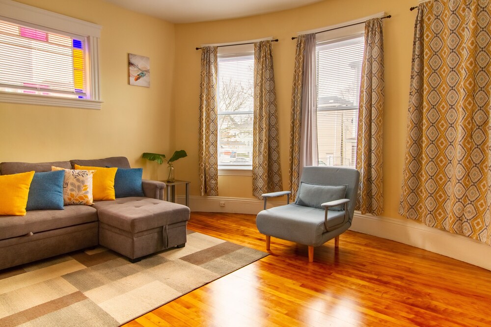 Spacious family friendly 3BR 1st FL apt. Kelly SQ, Downtown & commuter Rail 