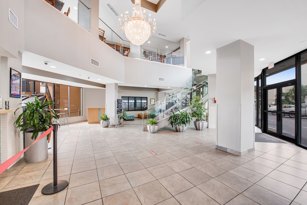 10th Floor Ocean View Snowbird Friendly Studio w/ WiFi, Pool/Hot Tub, AC!