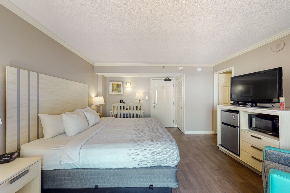 8th Floor Ocean View Studio w/ AC, WiFi, Shared Pool/Hot Tub-Dogs OK