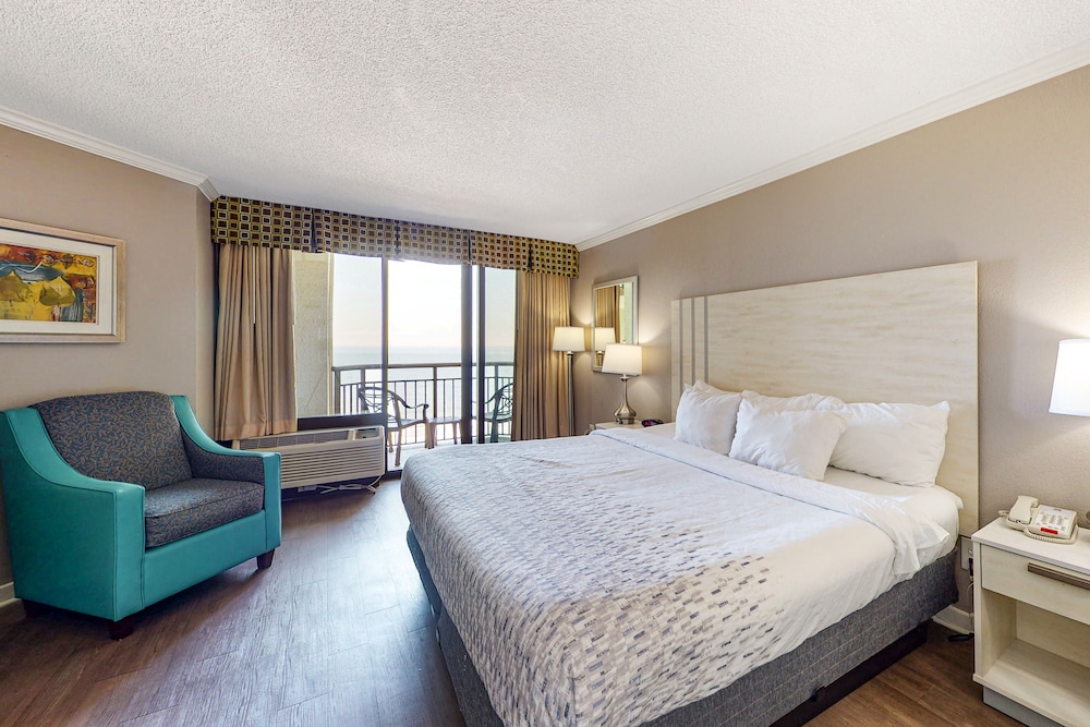 8th Floor Ocean View Studio w/ AC, WiFi, Shared Pool/Hot Tub-Dogs OK