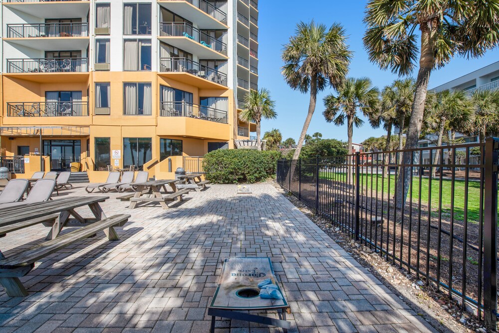 8th Floor Ocean View Studio w/ AC, WiFi, Shared Pool/Hot Tub-Dogs OK