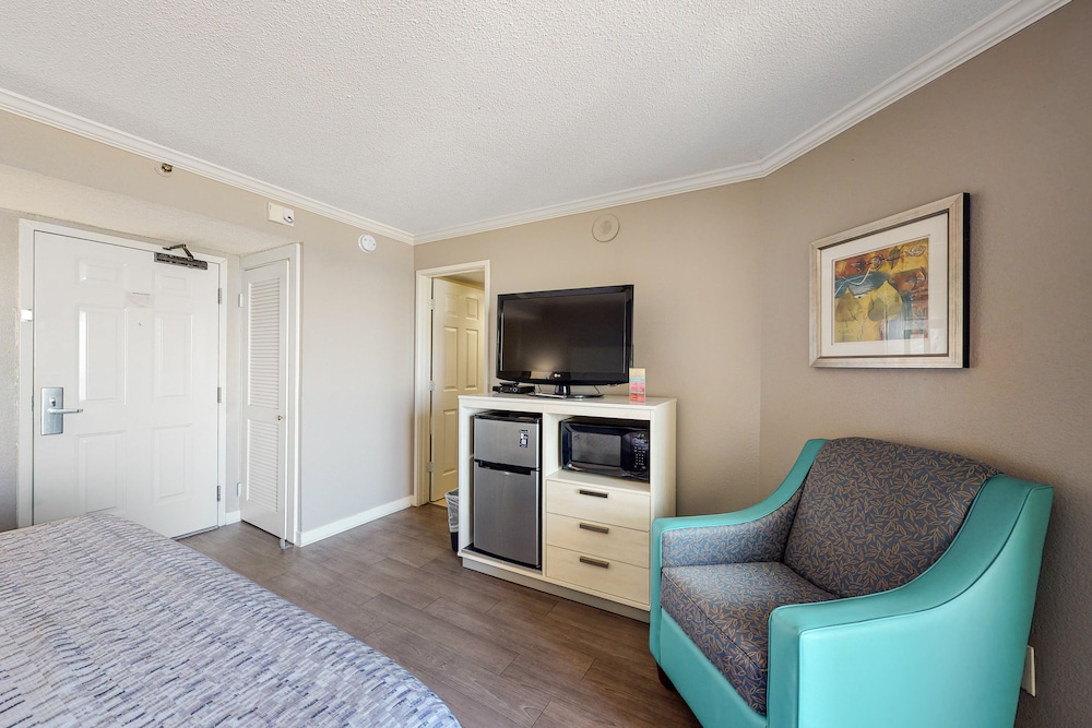 8th Floor Ocean View Studio w/ AC, WiFi, Shared Pool/Hot Tub-Dogs OK