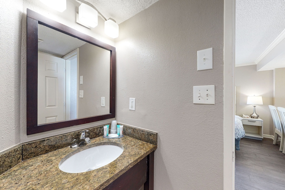 8th Floor Ocean View Studio w/ AC, WiFi, Shared Pool/Hot Tub-Dogs OK