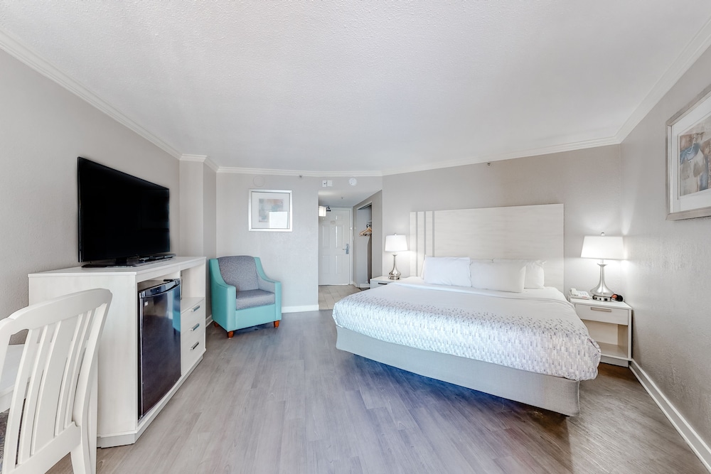 14th Floor Ocean View Studio w/ Shared Pool/Hot Tub, AC, WiFi-Dogs OK