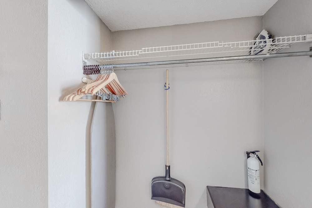 14th Floor Ocean View Studio w/ Shared Pool/Hot Tub, AC, WiFi-Dogs OK