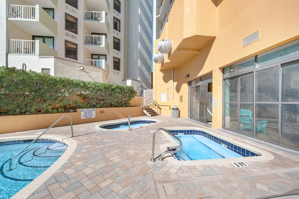 14th Floor Ocean View Studio w/ Shared Pool/Hot Tub, AC, WiFi-Dogs OK