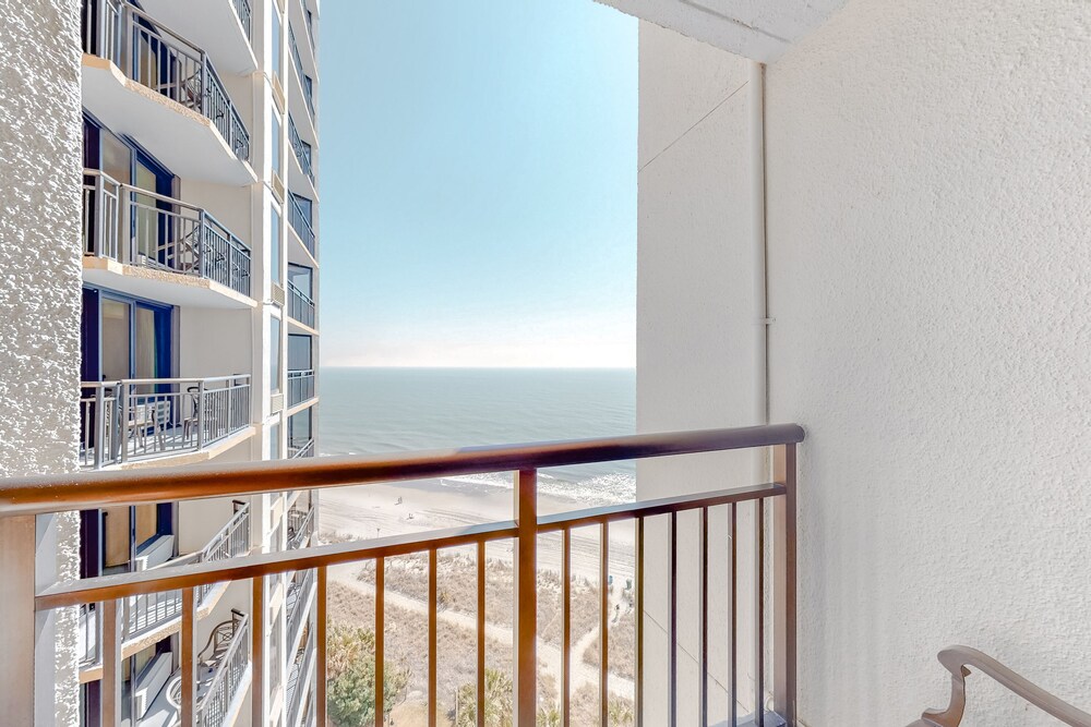14th Floor Ocean View Studio w/ Shared Pool/Hot Tub, AC, WiFi-Dogs OK