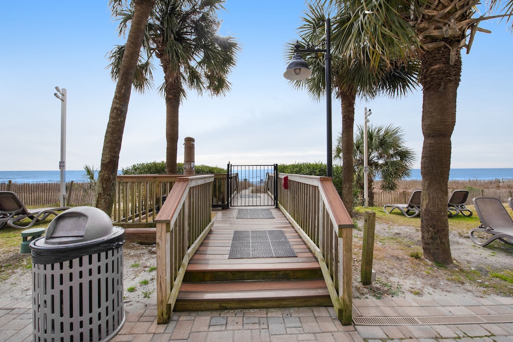 14th Floor Ocean View Studio w/ Shared Pool/Hot Tub, AC, WiFi-Dogs OK