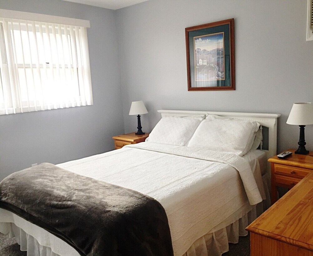 •Dog Lover's Chalet w/ FencedIn Yard 10 MI to Waterparks/Hiking