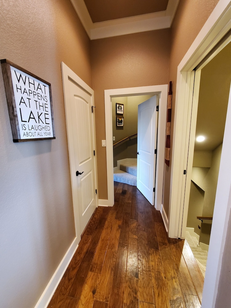 ☀️Waterfront 5000 sq. ft. on cove, boat dock & 2 large decks, Media