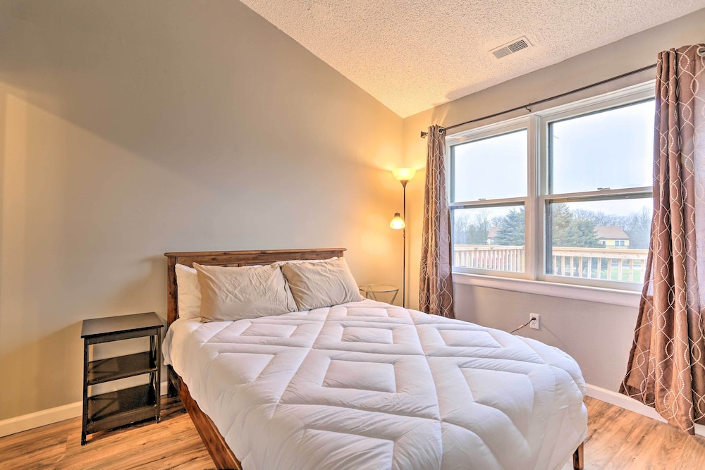 Inviting Poconos Getaway w/ Deck Ski & Hike! Mount Pocono Vrbo