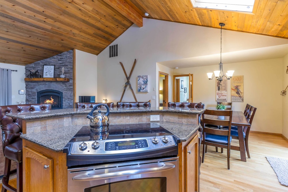 Free SHARC Passes for 2022, Updated, AC, Foosball, Private Hot Tub  - WITC03