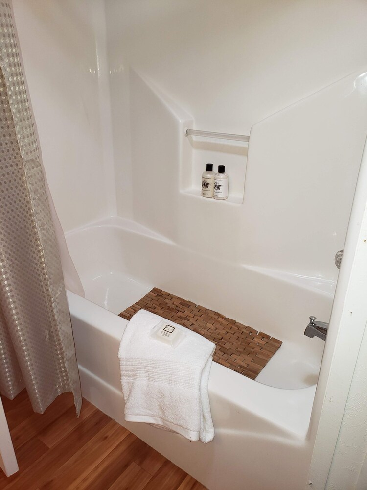 Swan Cottage at Winter Haven Resort, Brownsville Room Prices & Reviews