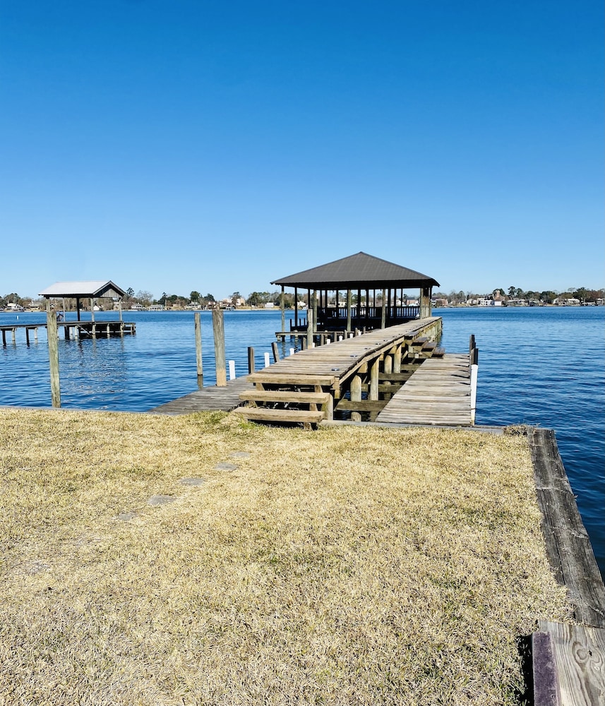 Dock Holiday, 5 bdrm/4 bath Lake House 