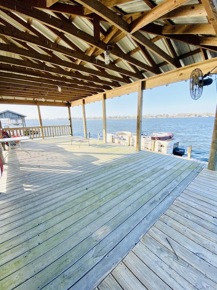 Dock Holiday, 5 bdrm/4 bath Lake House 