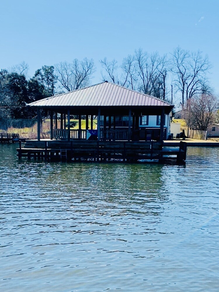 Dock Holiday, 5 bdrm/4 bath Lake House 