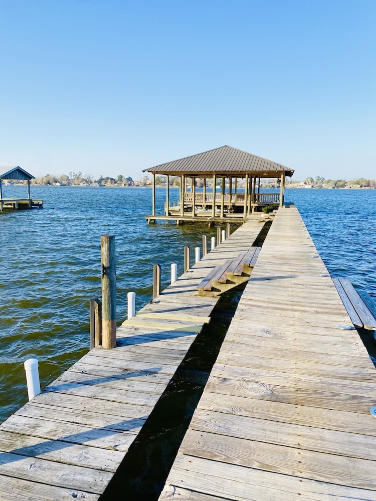 Dock Holiday, 5 bdrm/4 bath Lake House 