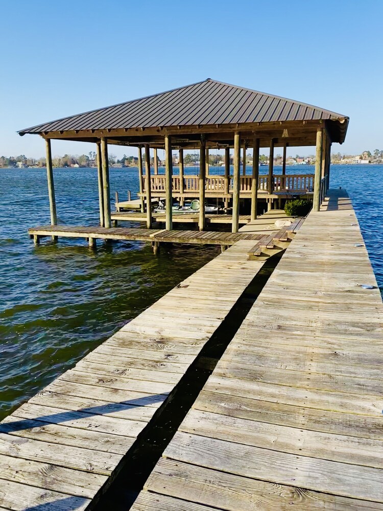 Dock Holiday, 5 bdrm/4 bath Lake House 