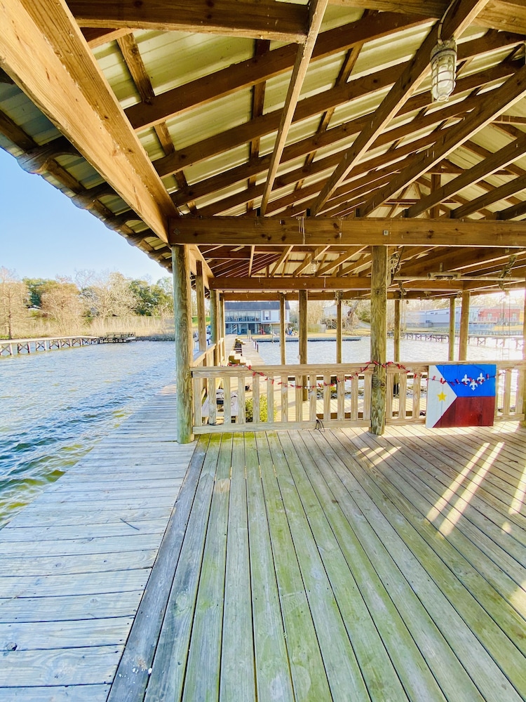 Dock Holiday, 5 bdrm/4 bath Lake House 