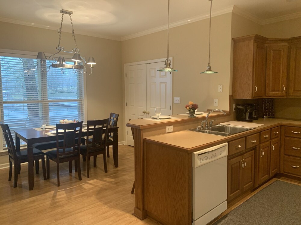 Lakefront guest house on Neely Henry Lake with swim/boat dock Canoe