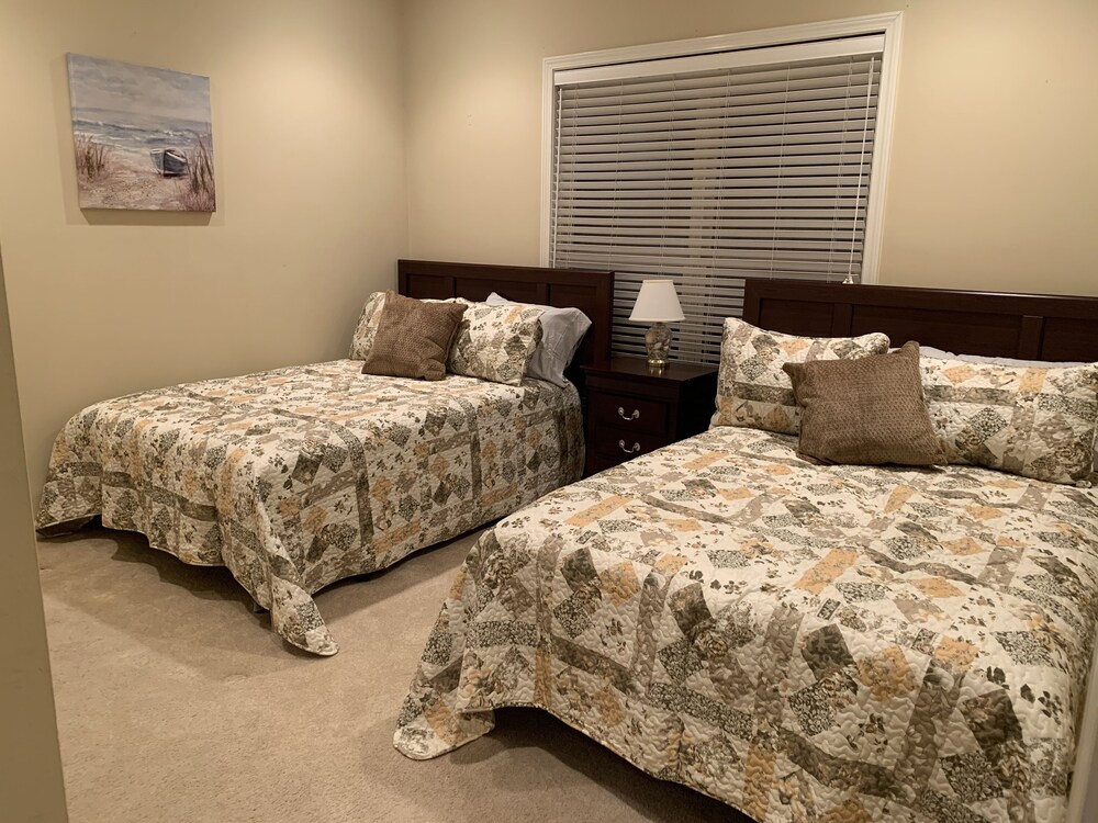 Lakefront guest house on Neely Henry Lake with swim/boat dock Canoe