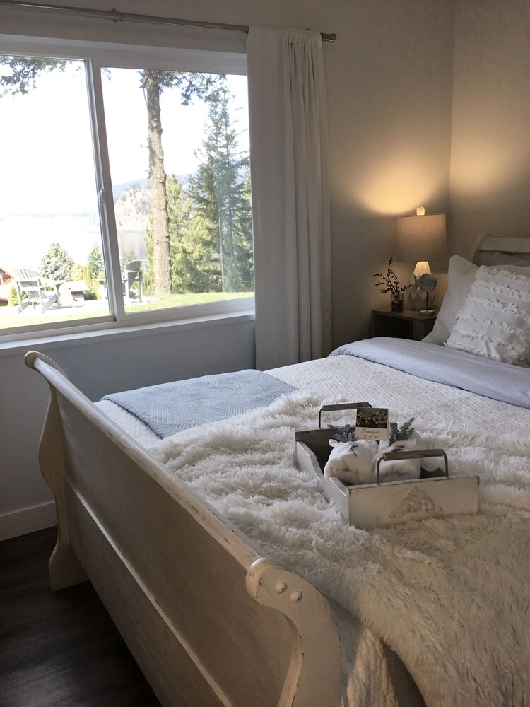 Sweet Suite Views 1 Bedroom Suite/ Sweeping Lake View/ Nearby Beaches