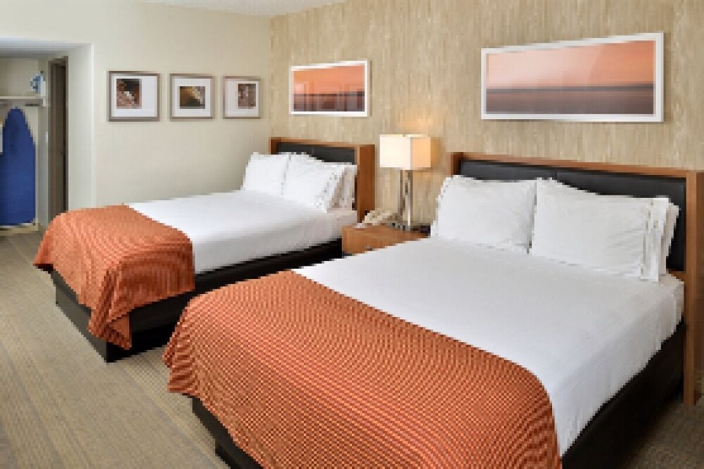 Bay Area! Stylish Unit, Parking, Shuttle, Parks!