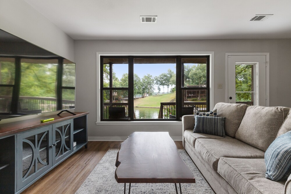 ON Hamilton - 7 S - boat & swim dock - on cove off main channel! STEPS from lake