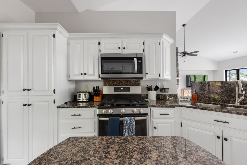 ON Hamilton - 7 S - boat & swim dock - on cove off main channel! STEPS from lake