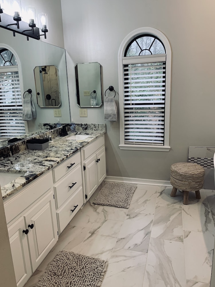 ON Hamilton - 7 S - boat & swim dock - on cove off main channel! STEPS from lake