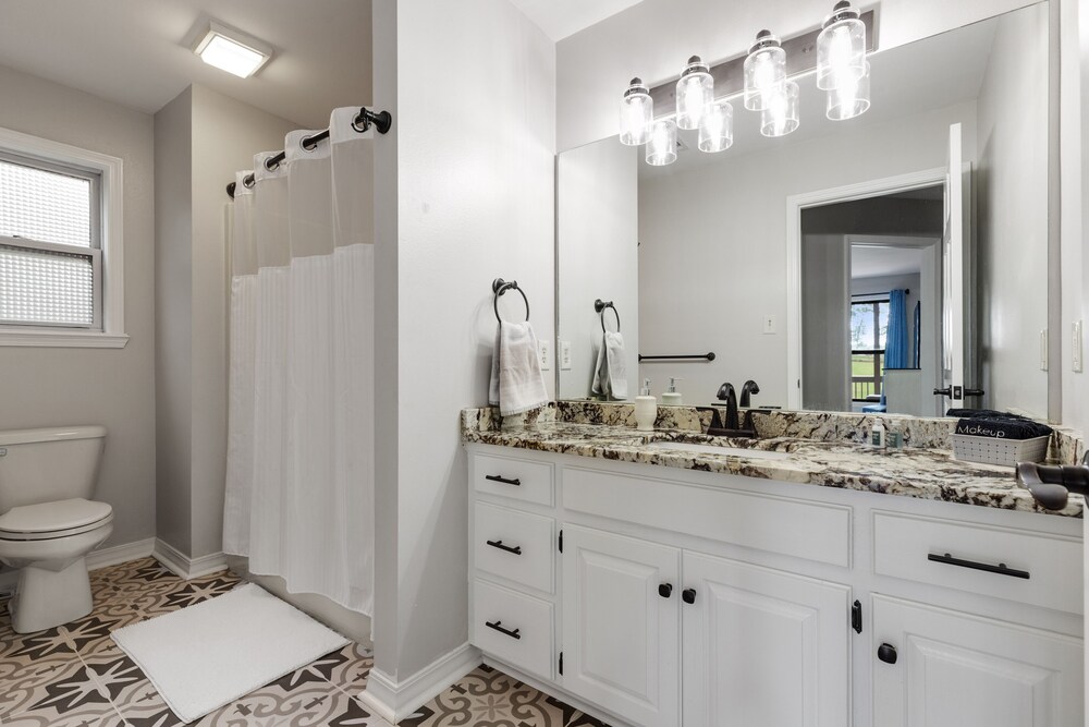 ON Hamilton - 7 S - boat & swim dock - on cove off main channel! STEPS from lake