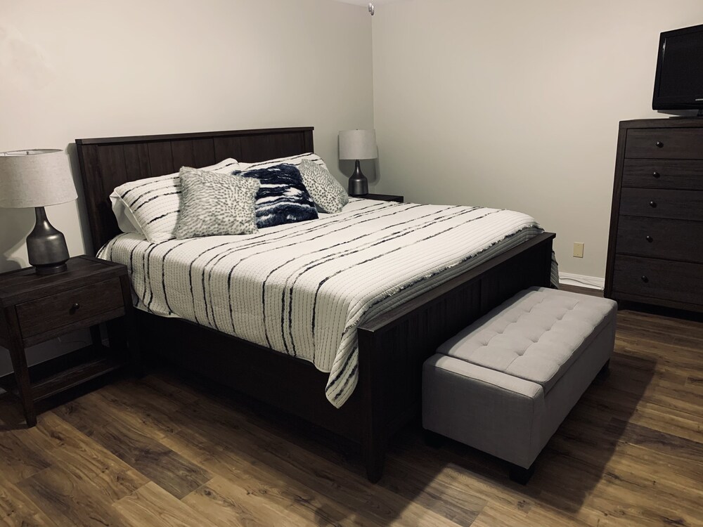 ON Hamilton - 7 S - boat & swim dock - on cove off main channel! STEPS from lake