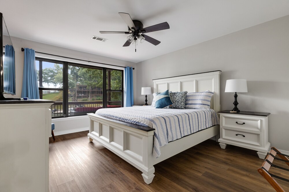 ON Hamilton - 7 S - boat & swim dock - on cove off main channel! STEPS from lake