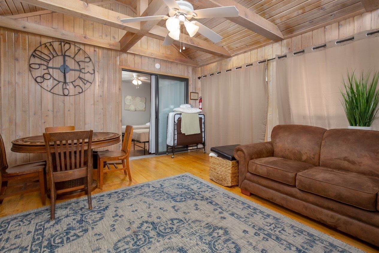 Beautiful Secluded  Log Home  with hot tub for up to 10 guests in Ardmore, United States