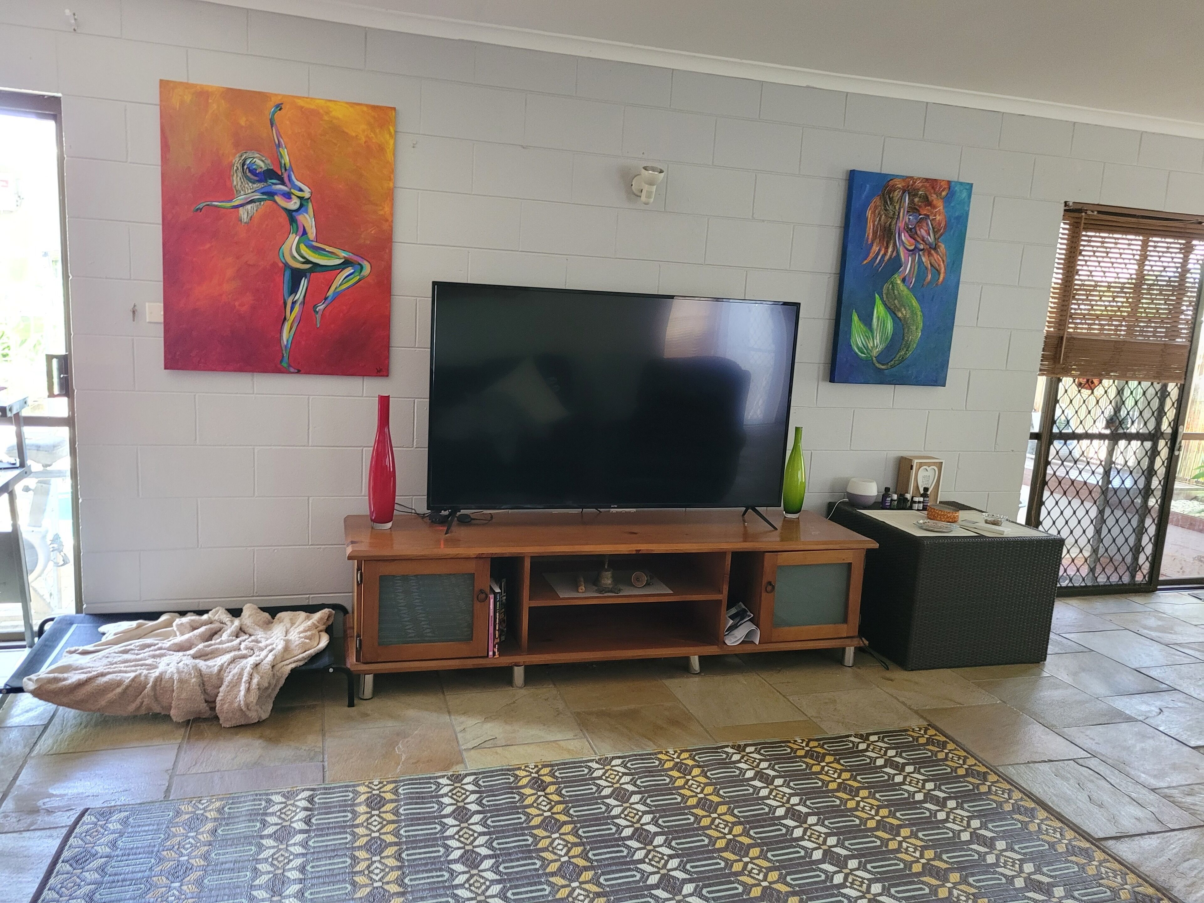 Rooms in a Nudist Poly Household, Walk to Beach