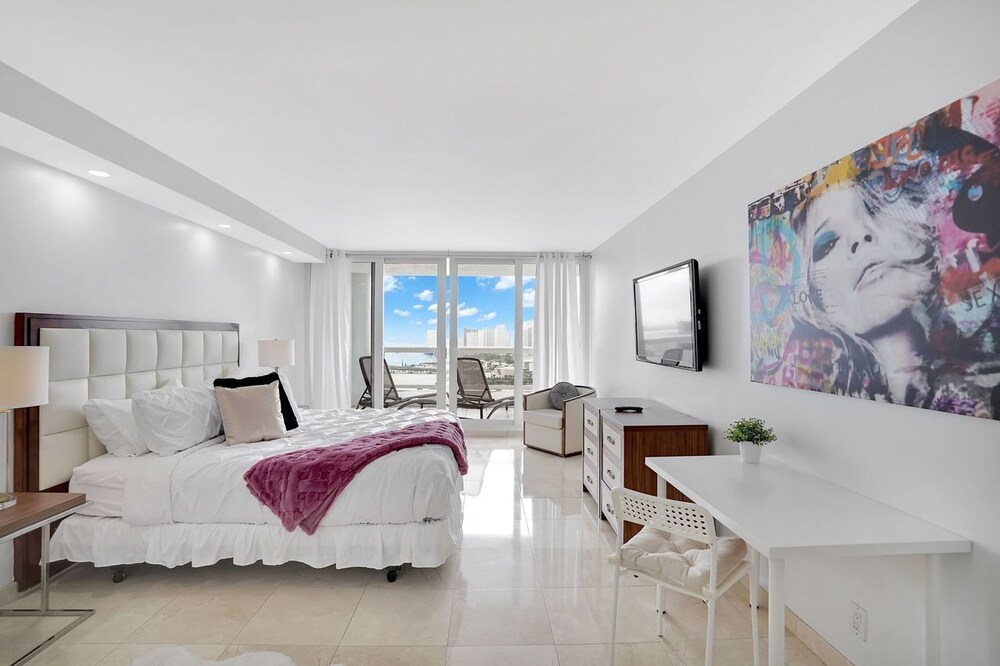 Seaclusion! (2 bedroom penthouse condo)