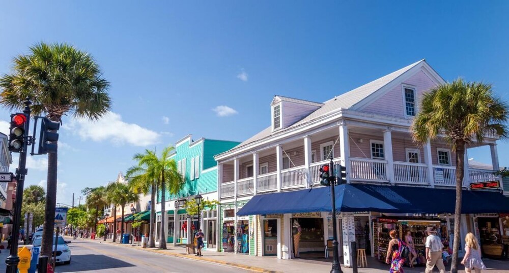 Group Getaway! Spacious and Clean Unit, Pool, Parking, Tennis, Grill Area