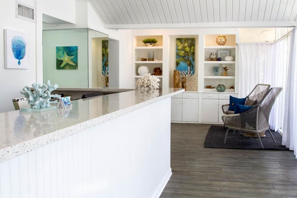 Amazing Deal! Gorgeous Unit, Pool, Parking, Near Beach, Free Bike Rental