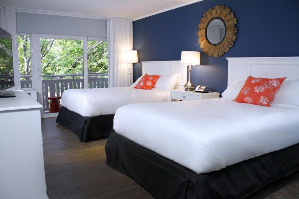 Fantastic Deal! 3 Amazing Units, Pool, Parking, Tennis Court, Free Bike Rentals