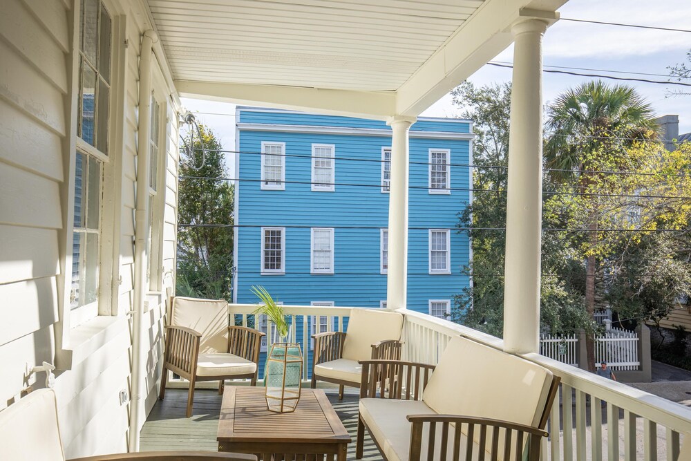 Historic Downtown Charleston Home With 6 Bedrooms & Parking