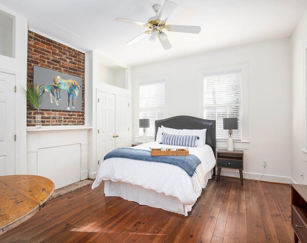 Historic Downtown Charleston Home With 6 Bedrooms & Parking