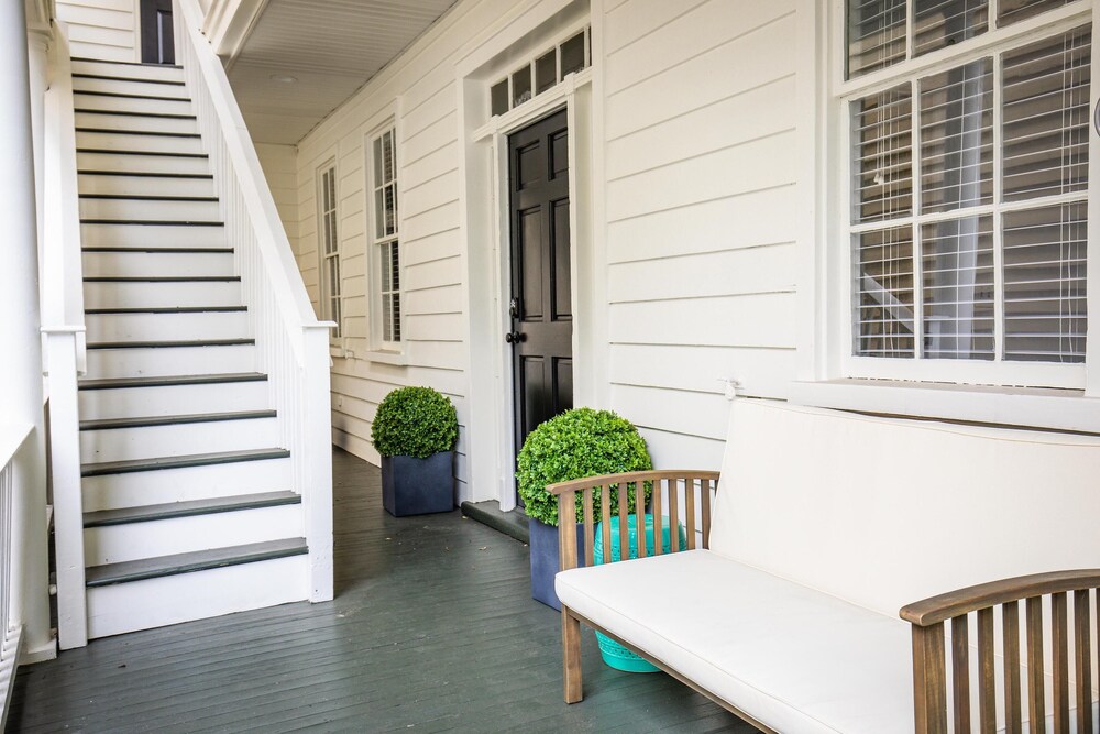 Historic Downtown Charleston Home With 6 Bedrooms & Parking