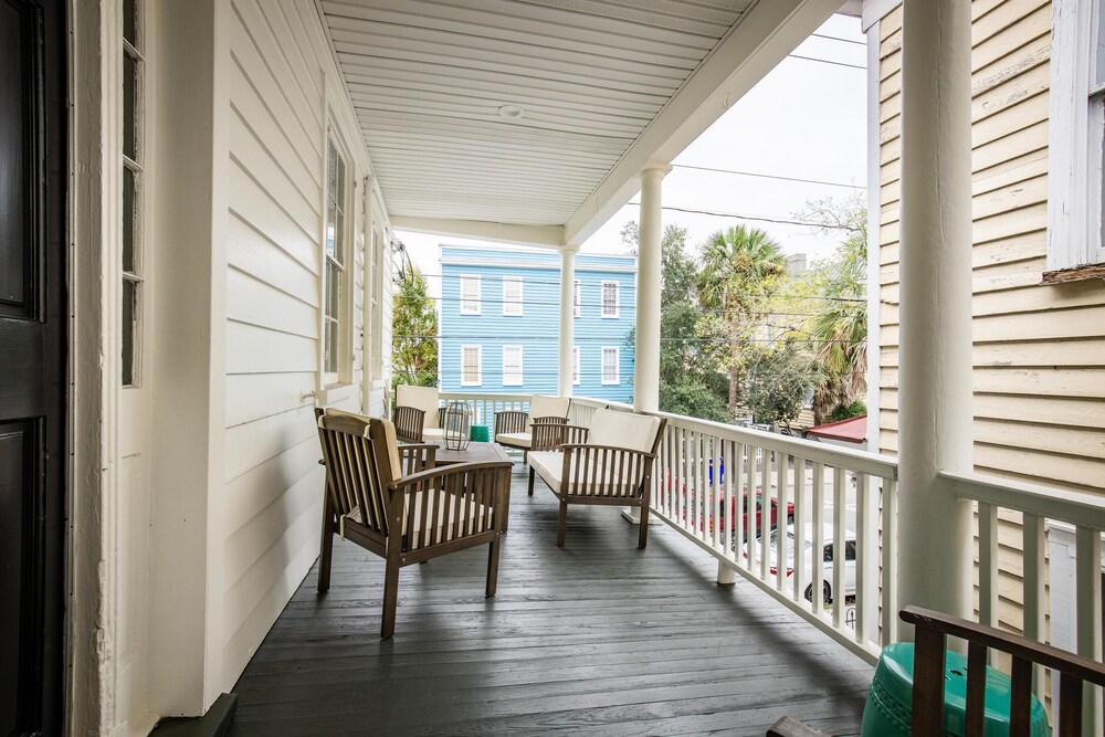 Historic Downtown Charleston Home With 6 Bedrooms & Parking