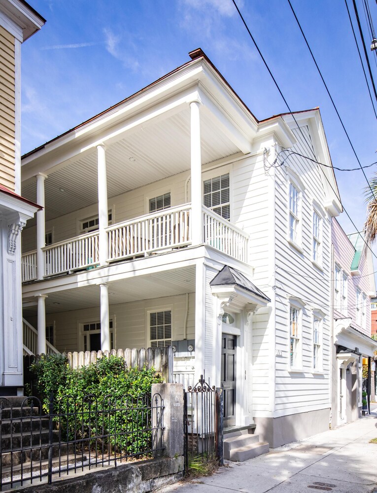 Historic Downtown Charleston Home With 6 Bedrooms & Parking