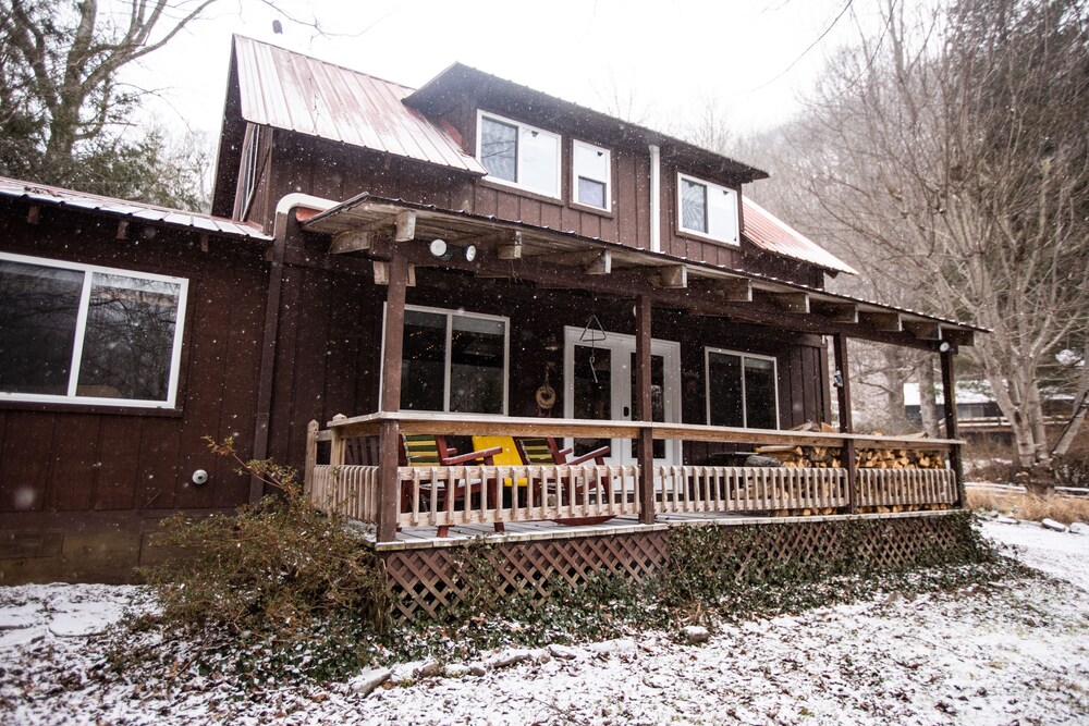 Charming Cattail Cabin Nestled in the Mountains