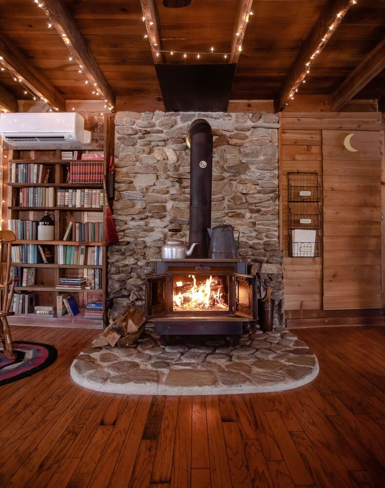 Charming Cattail Cabin Nestled in the Mountains